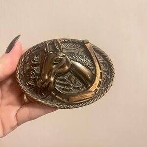 Interchangeable buckle NWOT. horse w horseshoe 3 x 3 1/2 oval sHAPE